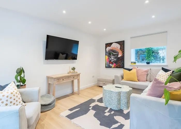 The Pinkish House - 4 Bed Home In The Town Centre